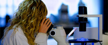 Une étudiante dans un laboratoire